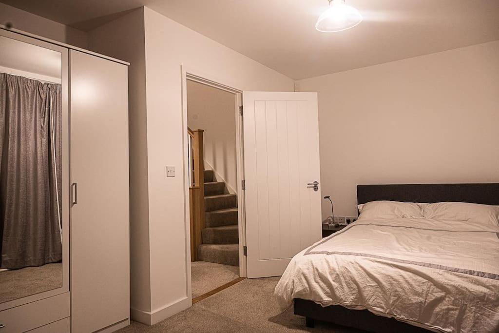 Exquisite Cozy House, Close To Train Station And Amenities Harold Wood 외부 사진
