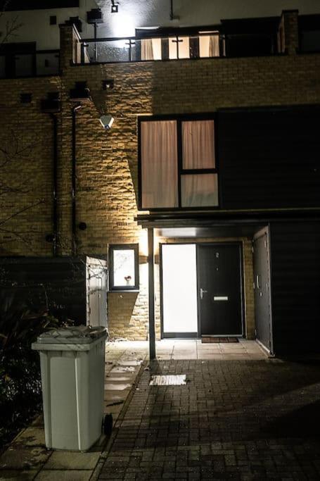 Exquisite Cozy House, Close To Train Station And Amenities Harold Wood 외부 사진