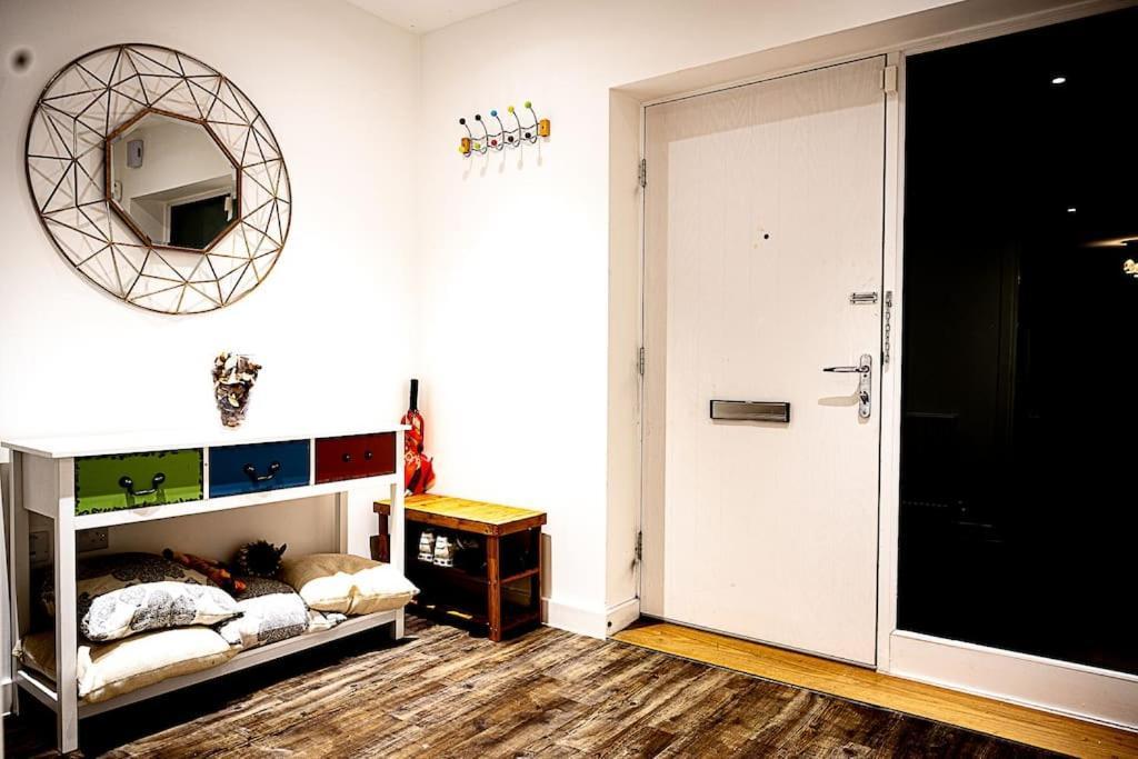 Exquisite Cozy House, Close To Train Station And Amenities Harold Wood 외부 사진
