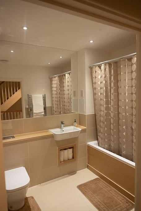 Exquisite Cozy House, Close To Train Station And Amenities Harold Wood 외부 사진